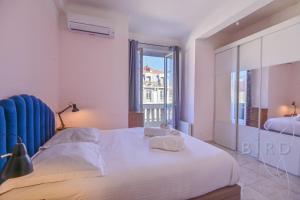 ein Schlafzimmer mit einem großen Bett und einem großen Fenster in der Unterkunft Bright apartment in the Heart of Nice in Nizza