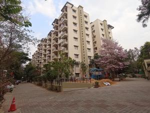 バンガロールにあるBROOKKEFIELD CORPORATE HOMESの大きなアパートメントビル