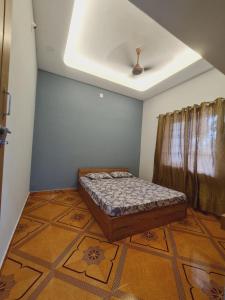 een slaapkamer met een bed in de hoek van een kamer bij The Saltwater Home stay in Udupi