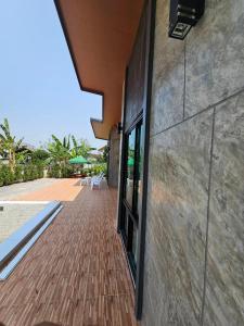 un edificio con una pasarela de ladrillo junto a un patio en Vamin Poolvilla Chiangkhan Loei วามินทร์พูลวิลล่า เชียงคาน เลย - วามินทร์ รีสอร์ท, en Chiang Khan