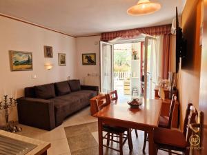 - un salon avec un canapé et une table dans l'établissement San Lorenzo Apartment, à Portorož