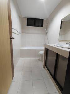 Bilik mandi di Home away from home +21 gambar