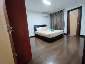 een slaapkamer met een bed in een kamer bij Home away from home in Miri