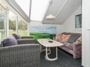 - un salon avec un canapé et une table dans l'établissement 6 person holiday home in Oksb l, à Oksbøl
