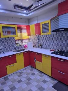 Kuchyň nebo kuchyňský kout v ubytování Galeela apartment Cochin