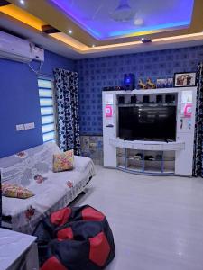 TV a/nebo společenská místnost v ubytování Galeela apartment Cochin
