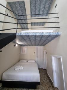 een slaapkamer met een bed en een trap in een kamer bij 7ATHENS in Athene