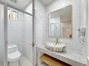 Koupelna v ubytování Bale Mi Boracay + 13 fotografií