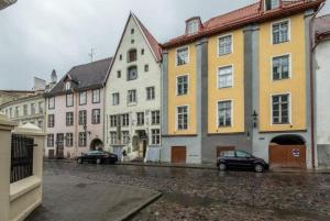 un gruppo di edifici con auto parcheggiate in strada di TallinnHousing Old Town Homes - 1 BDR Apartment in Vene a Tallinn