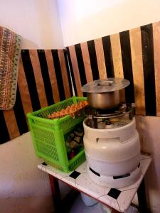 un miscuglio di cibo su un tavolo con un cesto di cibo di Welcominghome a Ishaka