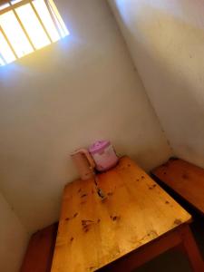 ein kleines Zimmer mit einem Tisch im Dachgeschoss in der Unterkunft Welcominghome in Ishaka