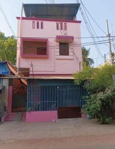 una casa rosa con una puerta delante en KG Homes, en Chidambaram