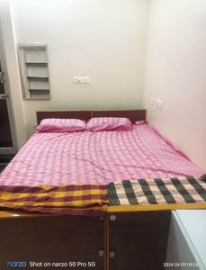 1 dormitorio con 1 cama con edredón rosa en KG Homes, en Chidambaram