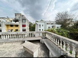 un pont avec un banc au-dessus d'un bâtiment dans l'établissement Serene Living, à Pune