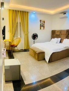 เตียงในห้องที่ Luxury Oasis 1 - Entire 1 Bedroom Apartment in Abuja with Pool, Games, WiFi, Balcony, and Garden