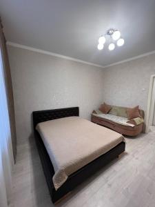 1 dormitorio con 2 camas en una habitación en На Майлина en Turksib