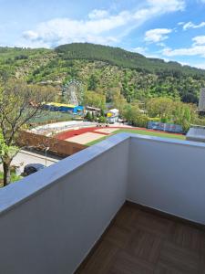 een balkon met uitzicht op een speeltuin bij Sandanski park view in Sandanski