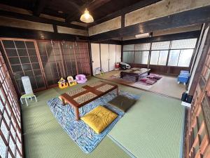 uma vista aérea de uma sala com uma mesa e travesseiros em 民泊SAKURA em Gose