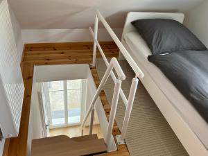 - une chambre avec des lits superposés et un escalier dans l'établissement Ferienhaus Constanze Mücheln am Geiseltalsee Maisonette Appartement, à Stöbnitz