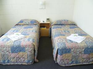Postel nebo postele na pokoji v ubytování Norfolk Motor Inn