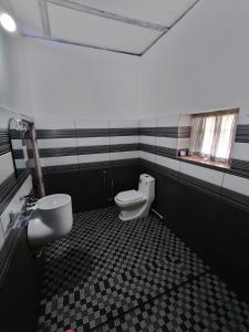 維提里的住宿－Ward80 Wayanad，一间带卫生间和水槽的浴室