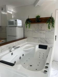 Ванна кімната в Exotic Spa Balcon Wifi Netlfix Parking