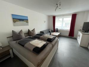 1 dormitorio con 1 cama grande y TV en Ferienhaus Pank, en Heringsdorf