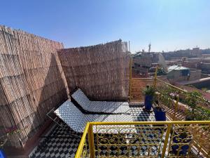 vista su un balcone con recinzione di Douiria le pélican a Marrakech