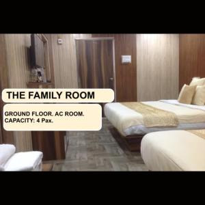 Zimmer mit 2 Betten in einem Hotelzimmer in der Unterkunft Strawberry County in Panchgani