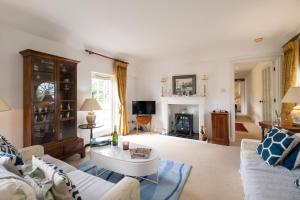 un soggiorno con divano e tavolo di Spilfeathers Cottage a Freyerning