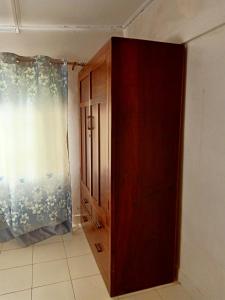 um armário de madeira num quarto com uma janela em NICK'S AND ESSY'S PLACE em Juja mais 15 fotografias