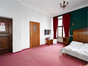 a bedroom with a bed and a green wall at Zamek Międzylesie in Międzylesie