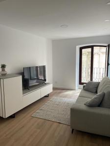 un soggiorno con divano e TV a schermo piatto di Piso nuevo Almeria Centro a Almería