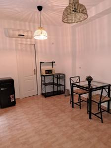 Habitación con mesa, 2 sillas y 2 luces en LIAM STUDIO IN SEVILLA CENTRIC, en Sevilla