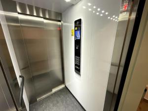 un ascensore con distributore automatico in un edificio di Piso nuevo Almeria Centro a Almería