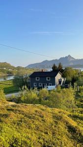 une maison au milieu d'un champ dans l'établissement EG Apartment, à Leknes