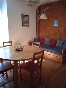 a living room with a table and a couch at Le Sancy, appart T2, 4 pers, centre ville du Mont Dore in Le Mont-Dore