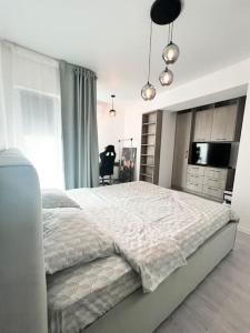 1 dormitorio con 1 cama grande y TV en Central, spacius apartment. en Bucarest