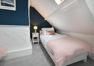 - une petite chambre avec un lit et une petite table dans l'établissement Mur Llwyd, à Bottwnog