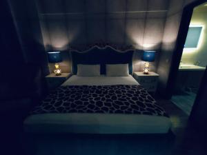 Een bed of bedden in een kamer bij Designer 2BHK, PIMS Facing in Elysium