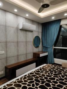 ein Schlafzimmer mit einem Bett und einem blauen Vorhang in der Unterkunft Designer 2BHK, PIMS Facing in Elysium in Islamabad