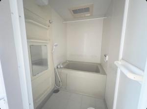 een kleine badkamer met een bad en een wastafel bij MATUBARA HOUSE in Tokyo