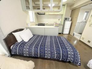een kleine kamer met een bed in een keuken bij MATUBARA HOUSE in Tokyo