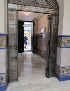 una entrada a un edificio con una puerta abierta en LIAM STUDIO IN SEVILLA CENTRIC, en Sevilla