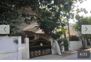 uma casa com um portão preto em frente em Shree Eco Stay em Chennai