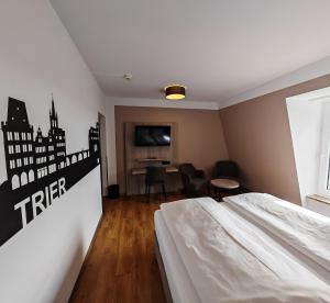 Habitación de hotel con cama y escritorio en Berghotel Kockelsberg en Tréveris