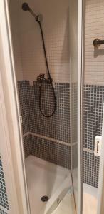y baño con ducha y puerta de cristal. en LIAM STUDIO IN SEVILLA CENTRIC, en Sevilla