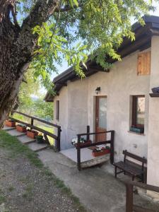 博比奧的住宿－Casa nella natura a Bobbio，外边有长椅的建筑