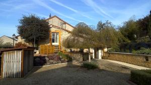 une maison en briques avec un portail et une clôture dans l'établissement Chambre d'hôtes de Marie, à Chémery