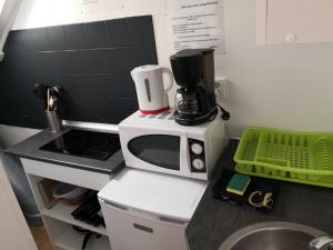 Dapur atau dapur kecil di Idéalement situé - jardin agréable - studio E